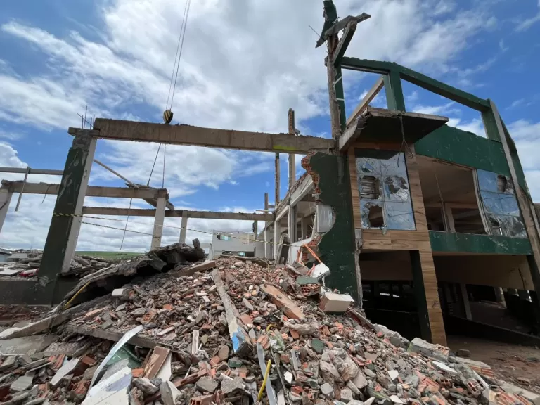 Desabamento em supermercado afetado por tornado no Paraná fere seis trabalhadores
