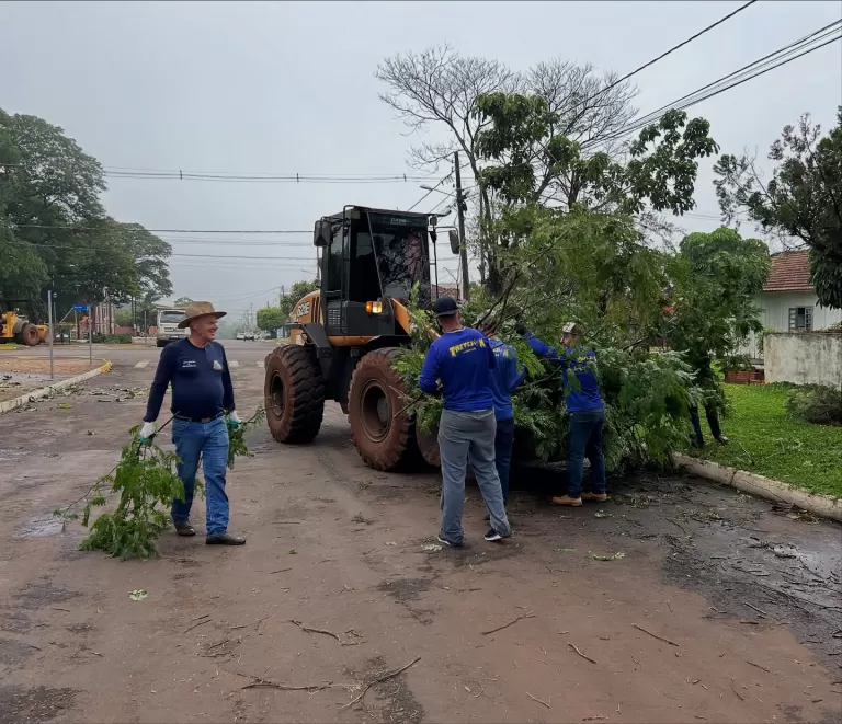 Após temporal, Prefeitura de Mercedes intensifica limpeza urbana e remoção de árvores