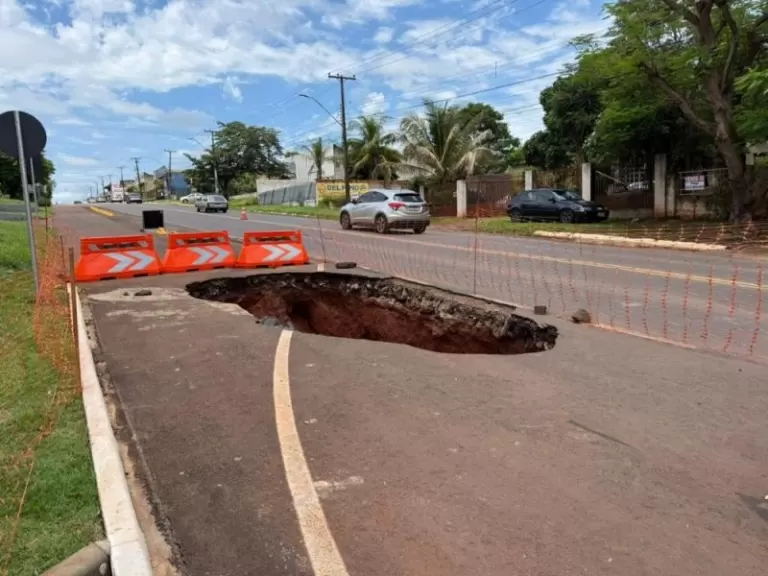 Chuvas formam cratera na BR-163 em Guaíra