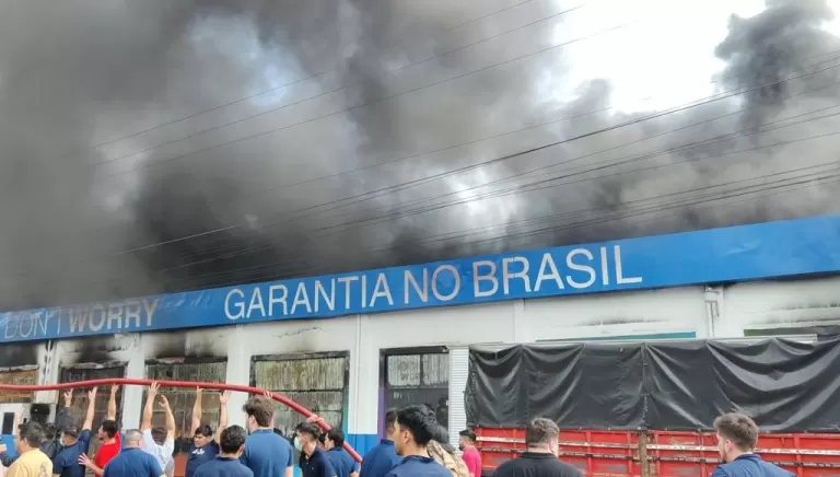 Incêndio de grandes proporções destrói loja em Salto del Guairá