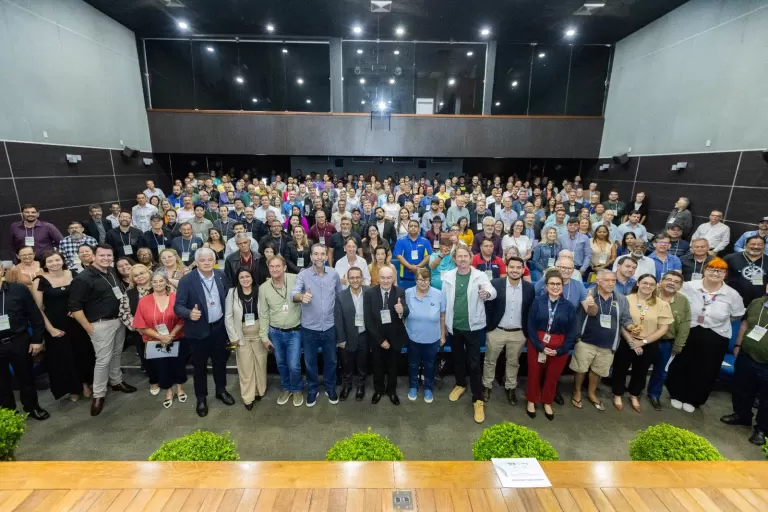 Itaipu firma parceria com Rádios Comunitárias do Paraná