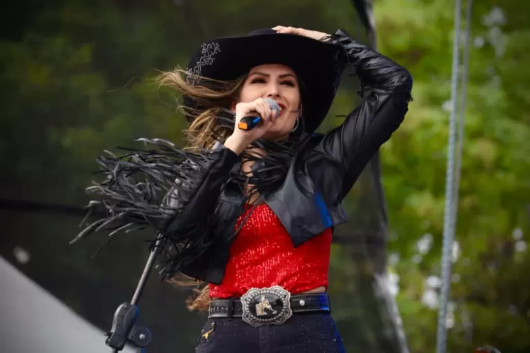 Juliana Valiati se apresenta no Ecoturismo 2025 com show Clássicos Sertanejo