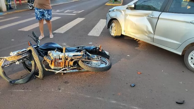 Motociclista fica ferido após colisão entre carro e moto em rotatória no centro de Nova Santa Rosa