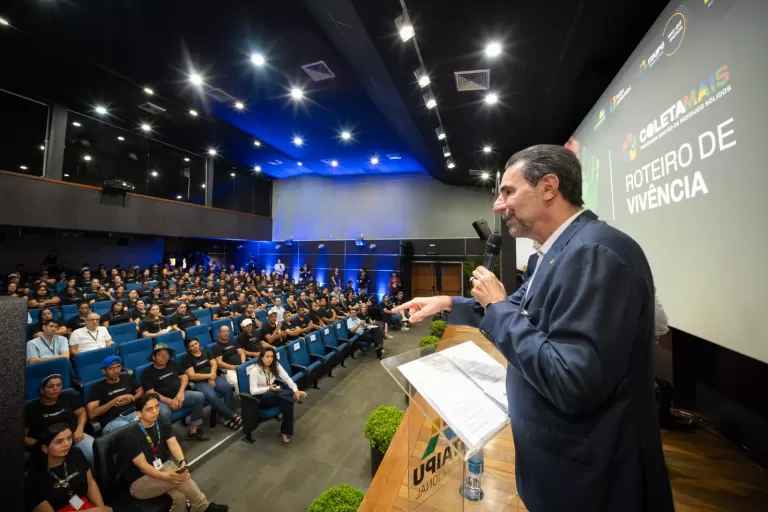 Catadores de recicláveis do Norte do Paraná trocam experiências em visita à Itaipu