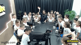 Estudantes de Pato Bragado mergulham no universo da comunicação em visita ao O Presente