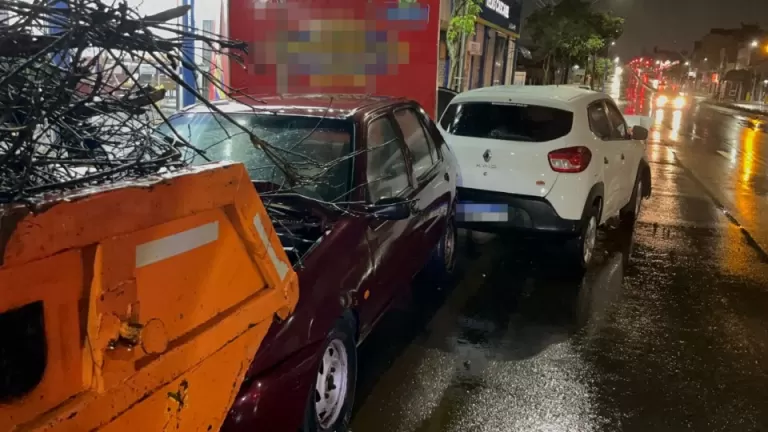 Motorista embriagada colide em trailer de lanche e causa sequência de batidas em Cascavel