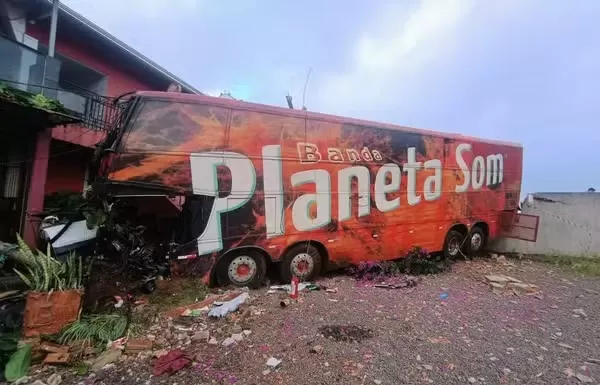 Uma pessoa morre e sete ficam feridas após colisão entre carro e ônibus de banda catarinense no Paraná