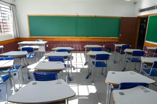 Professor é afastado de escola por ser suspeito de assediar e importunar sexualmente pelo menos 12 alunas