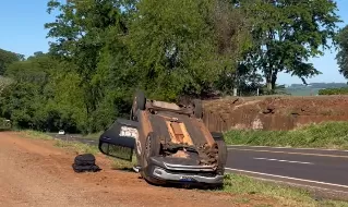 Veículo de empresa de Cascavel tomba na “curva da Coresul”