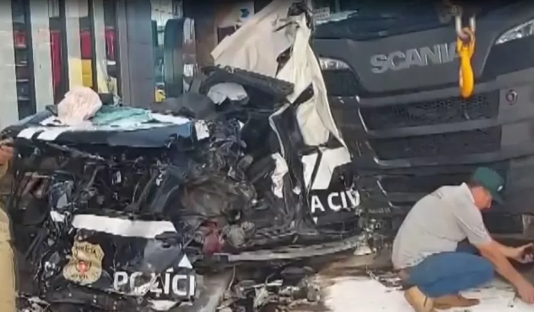 Policiais civis ficam feridos após viatura atingir carreta e ser arrastada por ela