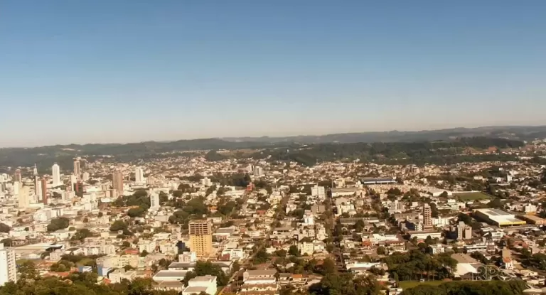 Urbana, com 60 anos ou mais, alfabetizada: veja perfil da população do Paraná, segundo pesquisa