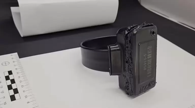 Imagens inéditas mostram como ficou tornozeleira queimada por Bolsonaro com ferro de solda