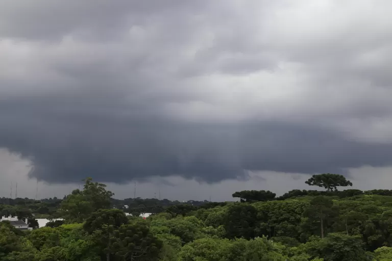 Paraná tem previsão de chuva e “ligeira queda de temperatura”; 169 cidades continuam em alerta de “perigo extremo” 