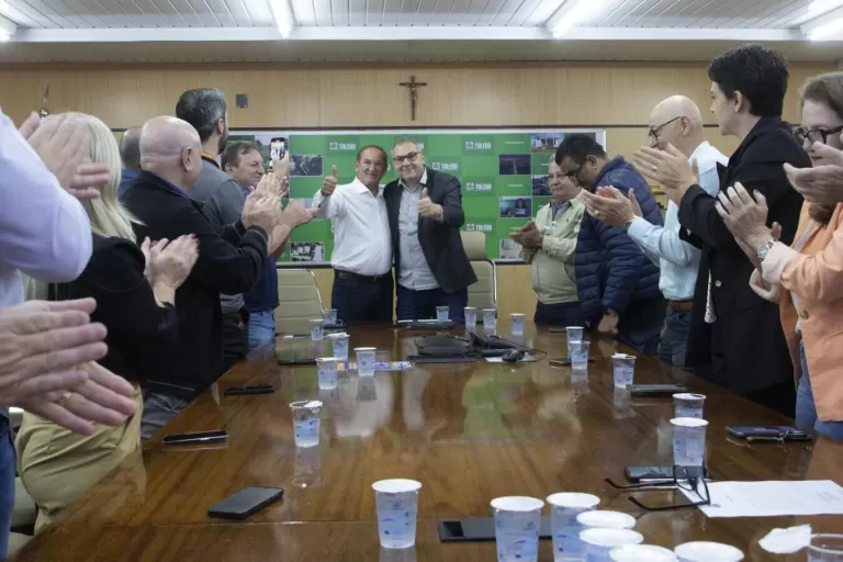 Transmissão de cargo marca retorno do prefeito de Toledo após missão