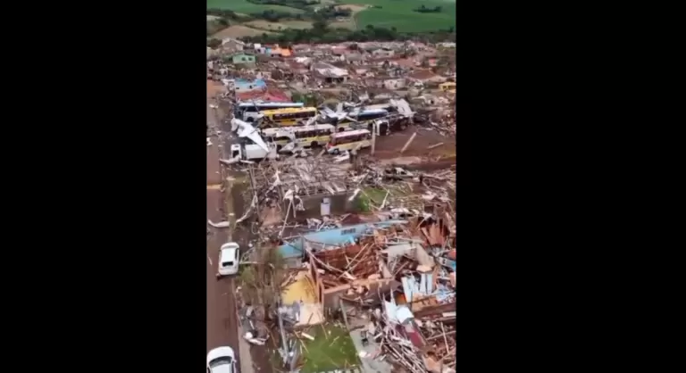 Tornado pode ter ultrapassado 250 km/h em alguns pontos da cidade; veja vídeos da destruição