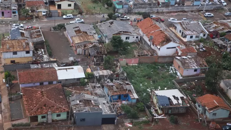 Estado propõe lei com auxílio de R$ 50 mil por família para agilizar ajuda a cidades atingidas por tornado
