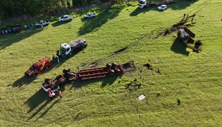 Caminhão tomba e motorista morre após grave acidente entre Corbélia e Braganey