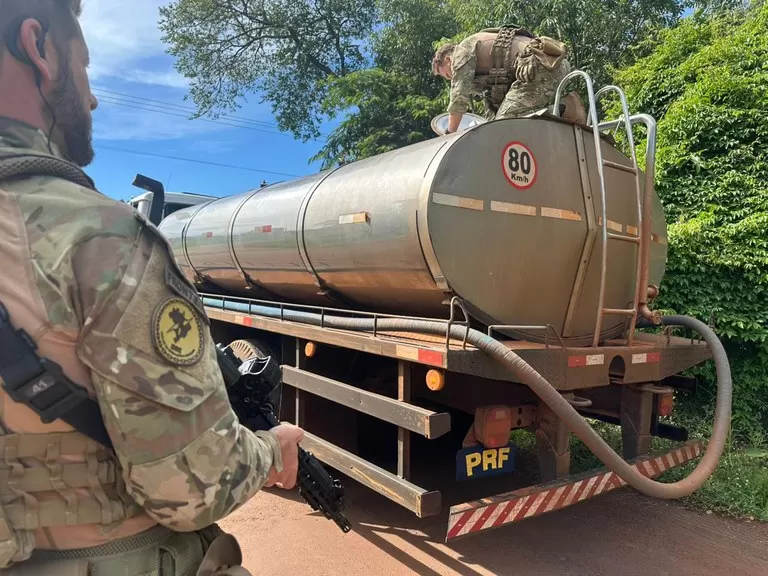 PRF apreende quatro toneladas de agrotóxicos em caminhão-tanque de transporte de leite