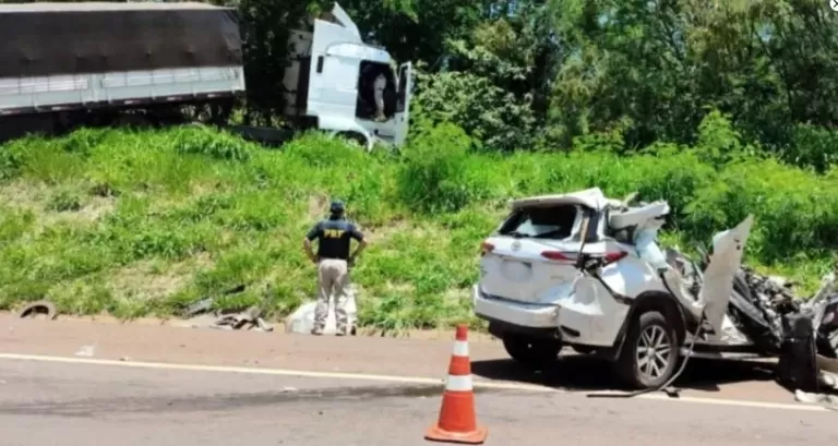 Acidente com morte envolve caminhão e três carros na BR-277