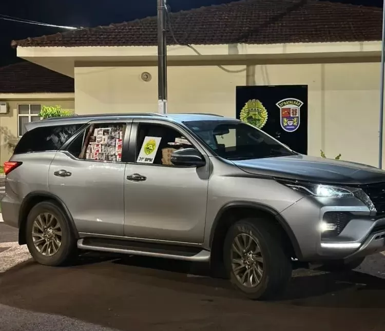 Hilux com placas falsas e carregada com cigarros é apreendida pela Polícia Militar