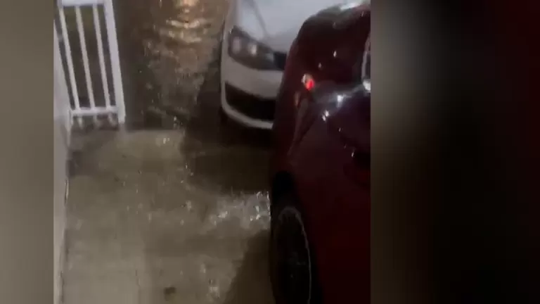 Água invade casa na região central de Cascavel; veja o vídeo