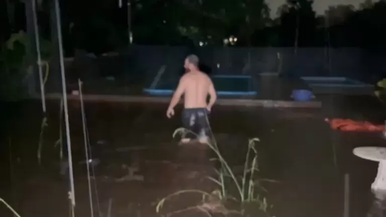 Água até os joelhos: temporal deixa família ilhada em Cascavel