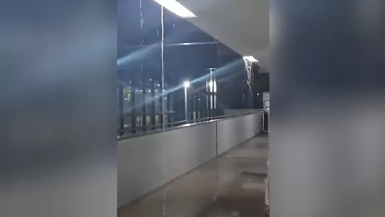 Chuvarada deixa rodoviária de Cascavel alagada e local fica no escuro durante temporal