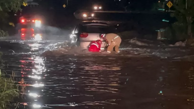 Carro fica ilhado em ponto alagado após forte chuva em Cascavel