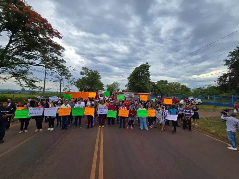 Moradores de Salto del Guairá fecham rodovia no Paraguai e cobram compensação pelo fim das Sete Quedas