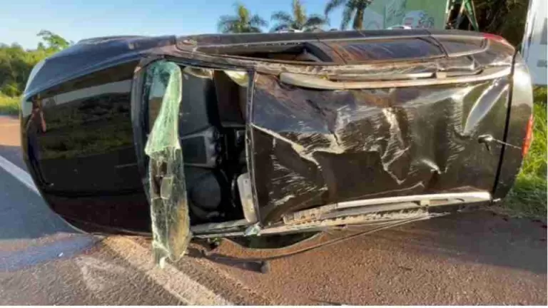 Veículo sai da pista e capota na BR-163 entre Cascavel e Toledo