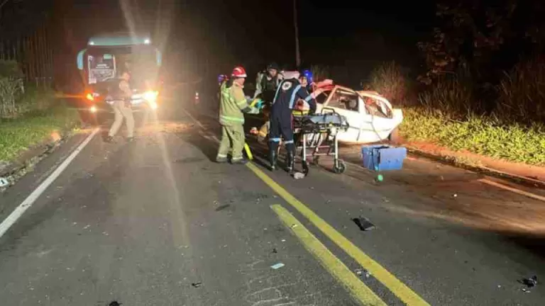 Acidente entre ônibus e carro resulta em cinco mortes na PR-490
