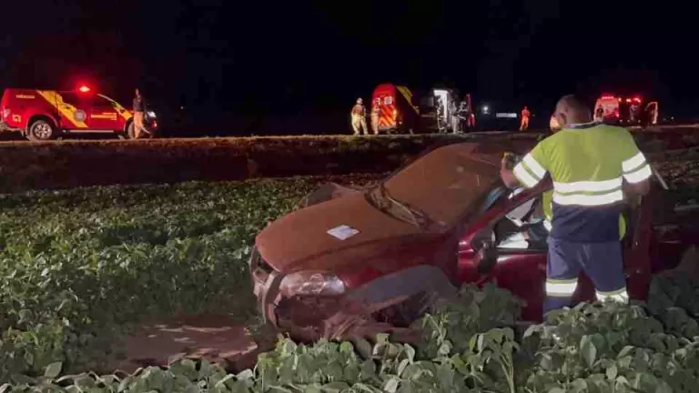 Motorista é ejetado em capotamento na BR-163