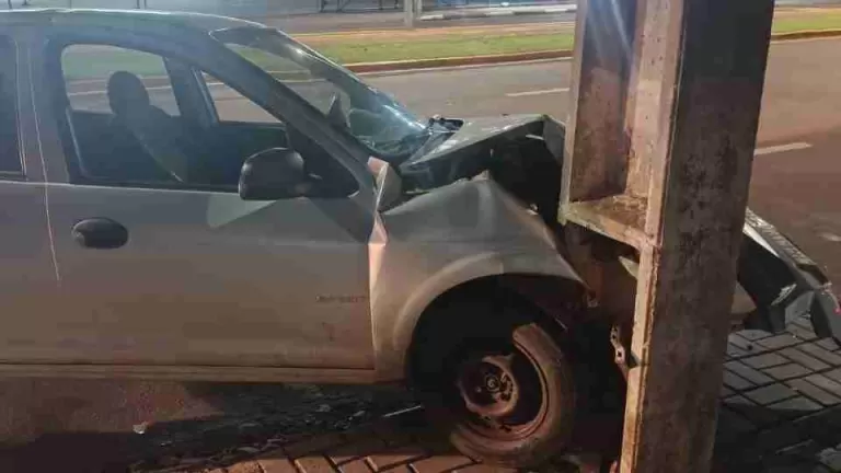 Motorista atinge poste da rede elétrica em Toledo