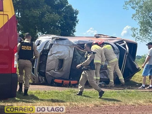 Hilux capota várias vezes e motorista fica encarcerado entre Pato Bragado e Entre Rios do Oeste