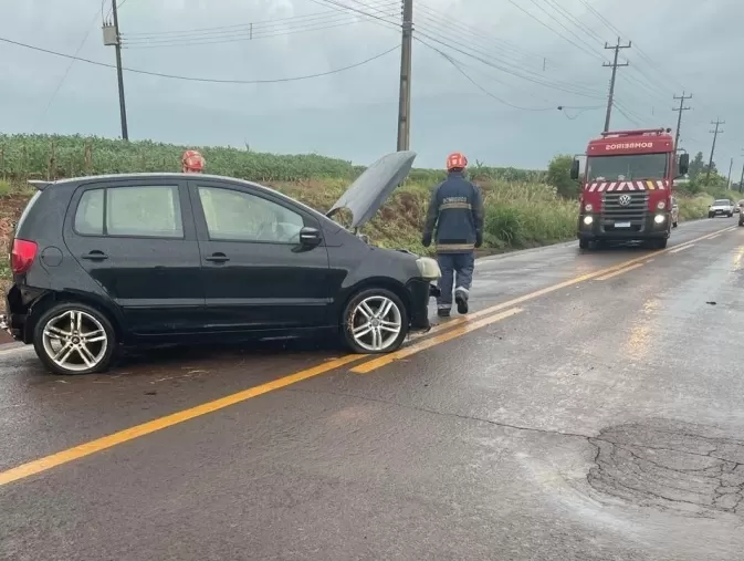 Carro colide em barranco em Quatro Pontes e mulher fica ferida