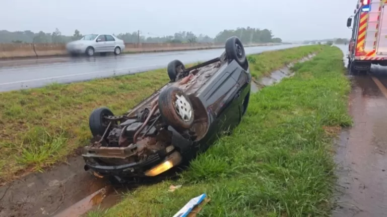 Carro capota na BR-163 em Toledo e mulher fica ferida