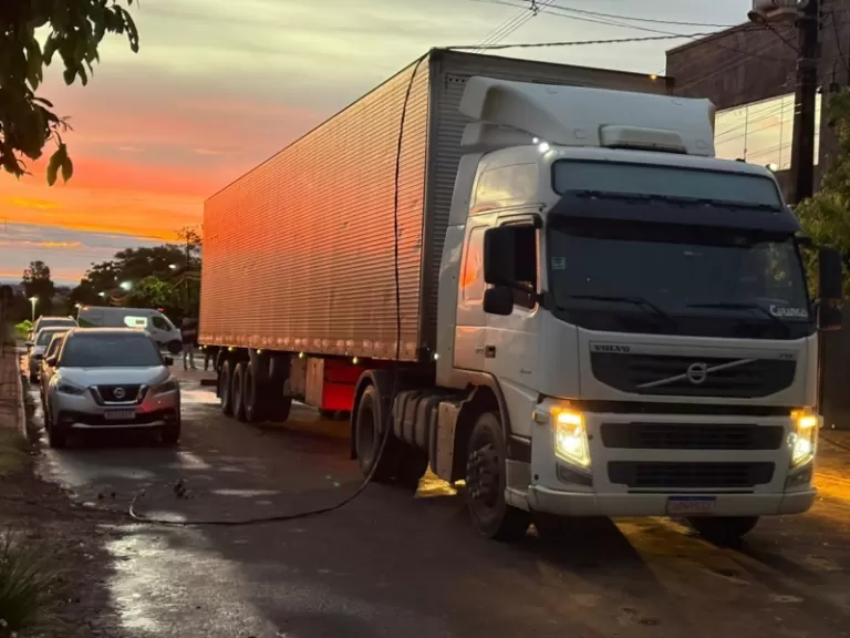 Carreta enrosca em fios de energia e interdita rua em Mercedes