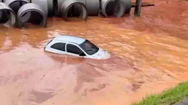 Enxurrada em Medianeira quase “engole” carro