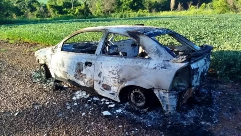 Carro é encontrado destruído pelo fogo em estrada rural entre Nova Santa Rosa e Mercedes