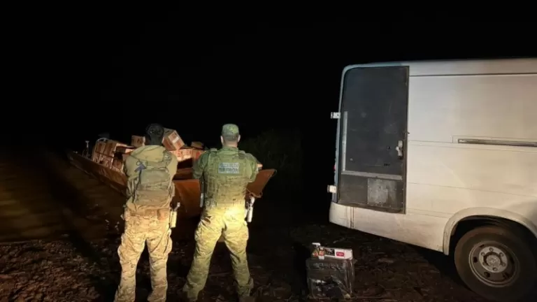 BPFron e PF apreendem barco e van com cigarros no Arroio Guaçu
