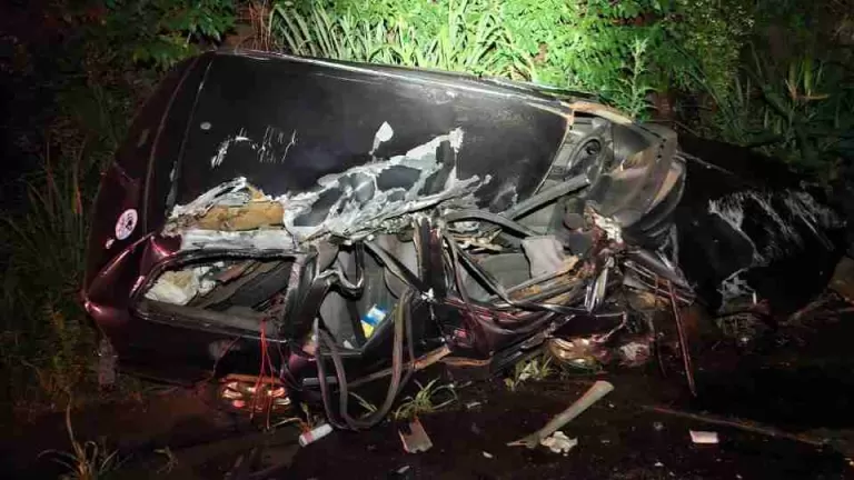 Jovem fica ferida após colisão com caminhão parado em Toledo