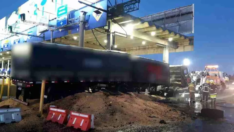 Batida entre dois bitrens provoca incêndio em praça de pedágio na BR-277