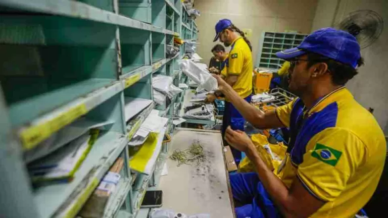 Funcionários dos Correios no Paraná seguem em greve iniciada no dia 16