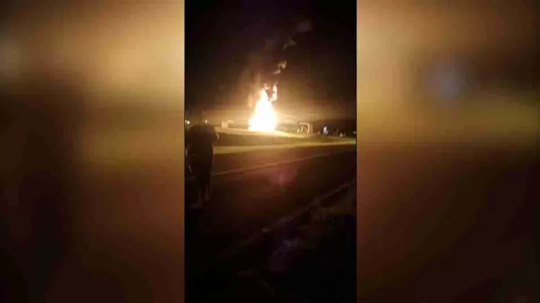 Ônibus é destruído por incêndio na BR-277 em Teixeira Soares