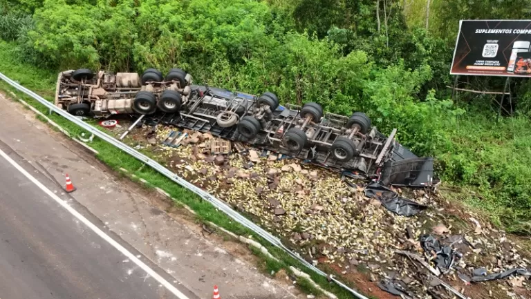 Caminhoneiro morre após carreta tombar na Ponte Ayrton Senna
