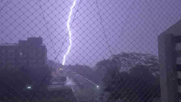 Imagens mostram chegada da chuva com raios em Foz do Iguaçu