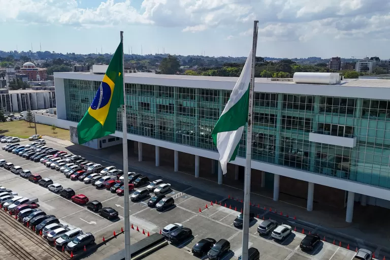 Antecipação do 13º salário dos servidores terá impacto de R$ 148 milhões no PIB do Paraná