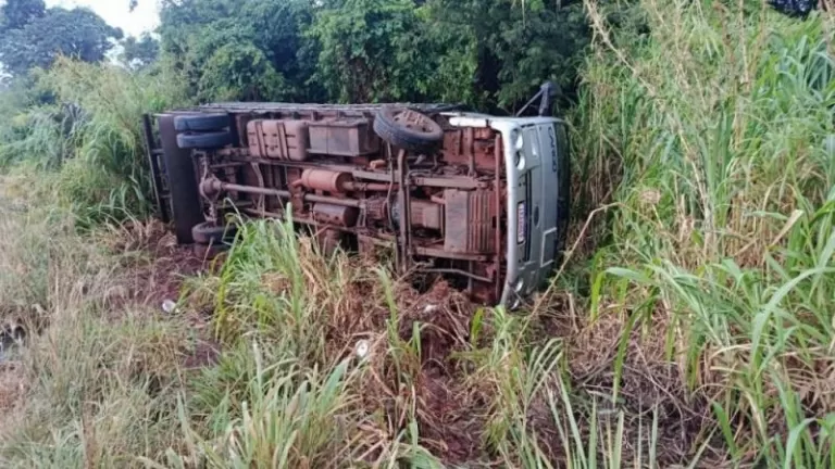 Caminhão sai da pista e tomba na BR-163 entre Toledo e Marechal Rondon