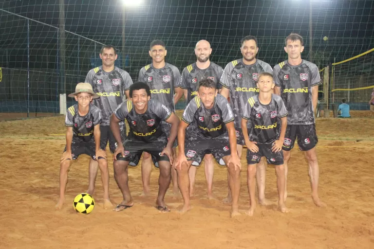 Amigos do Futevôlei encerram temporada com entrega de novos uniformes