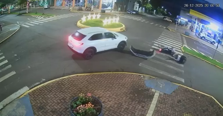 Acidente é registrado em rotatória no centro de Marechal Rondon; veja o vídeo